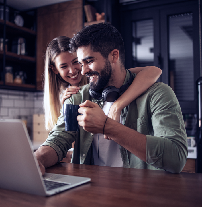 Casal financiando imóvel