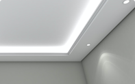 Drywall branco com spots e lâmpadas acesas.