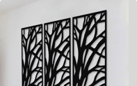 Painel decorativo com formato de árvores na cor preta.